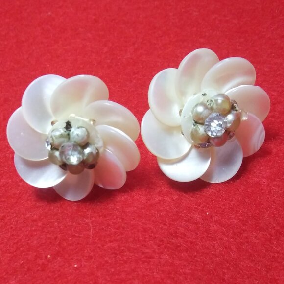 VTG Mother of Pearl CLUSTER Screw Back EARRINGS Flower Shaped  Japan  FLAWS - Picture 3 of 16